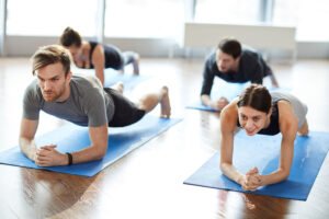 Séance de renforcement du dos en entreprise avec un coach sportif